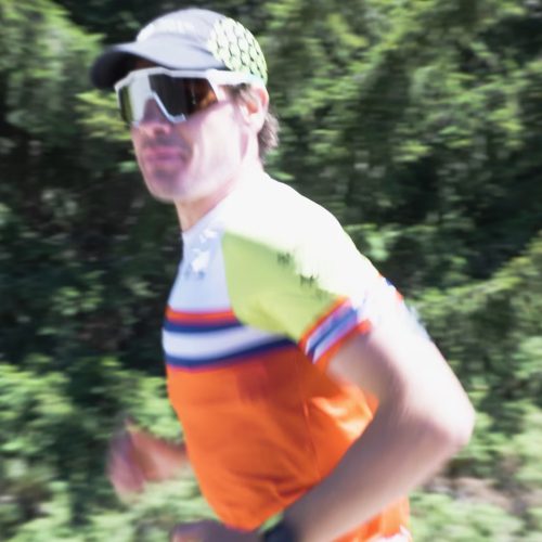 Gustav Iden running with sunglasses and white backwards cap