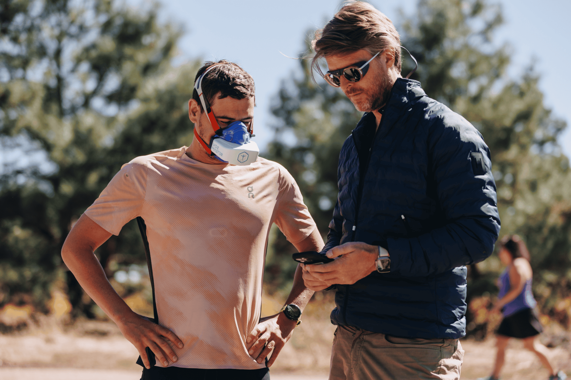 Gustav Olav with phone standing next to athlete using VO2 Master