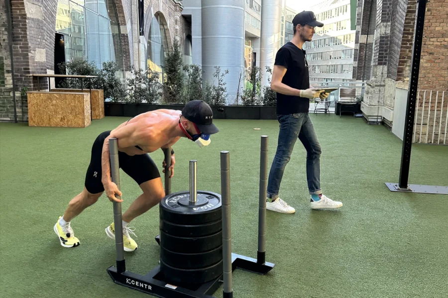 20250320 AlexRoncovic pushingweights 3x2 AiExt