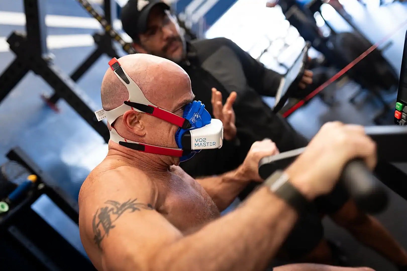 Man performing exercise test wearing a VO2 Master mask while Dr. Leandro Perez monitors data for Training Zones, heart rate and VO2 max analysis.