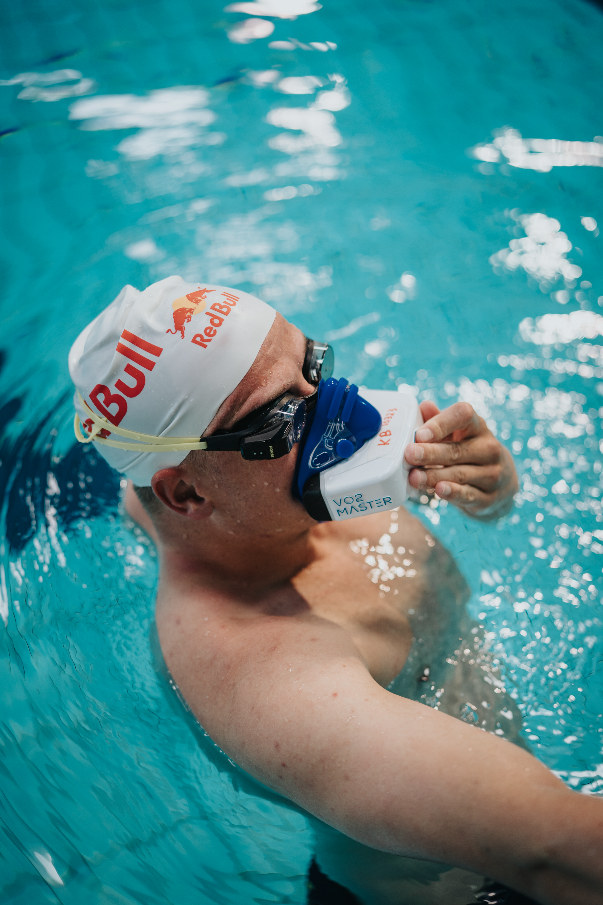 Kristian Blummenfelt using VO2 analyzer during swim training