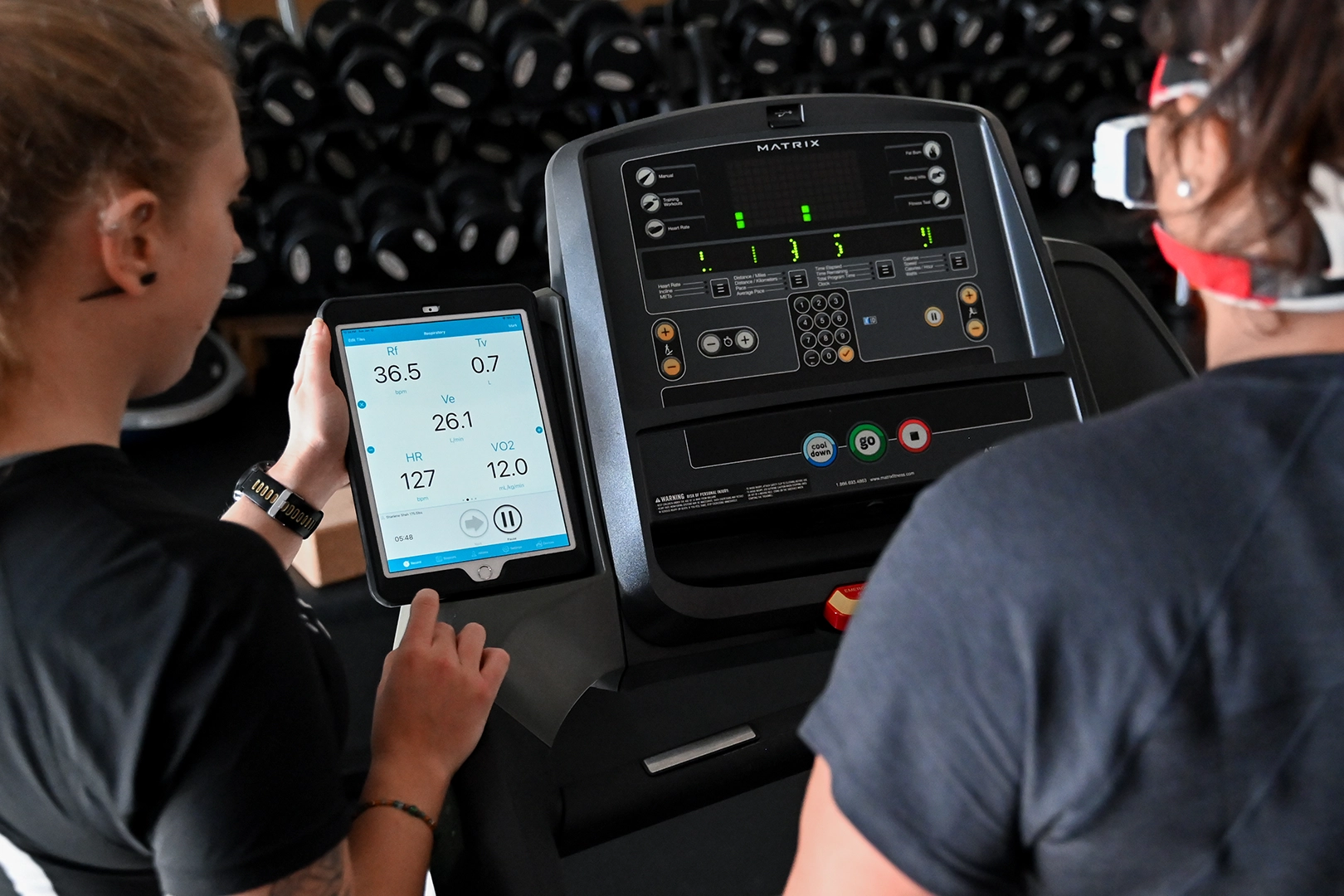 Portable metabolic testing system displaying VO2 data and ventilatory thresholds training metrics during treadmill workout