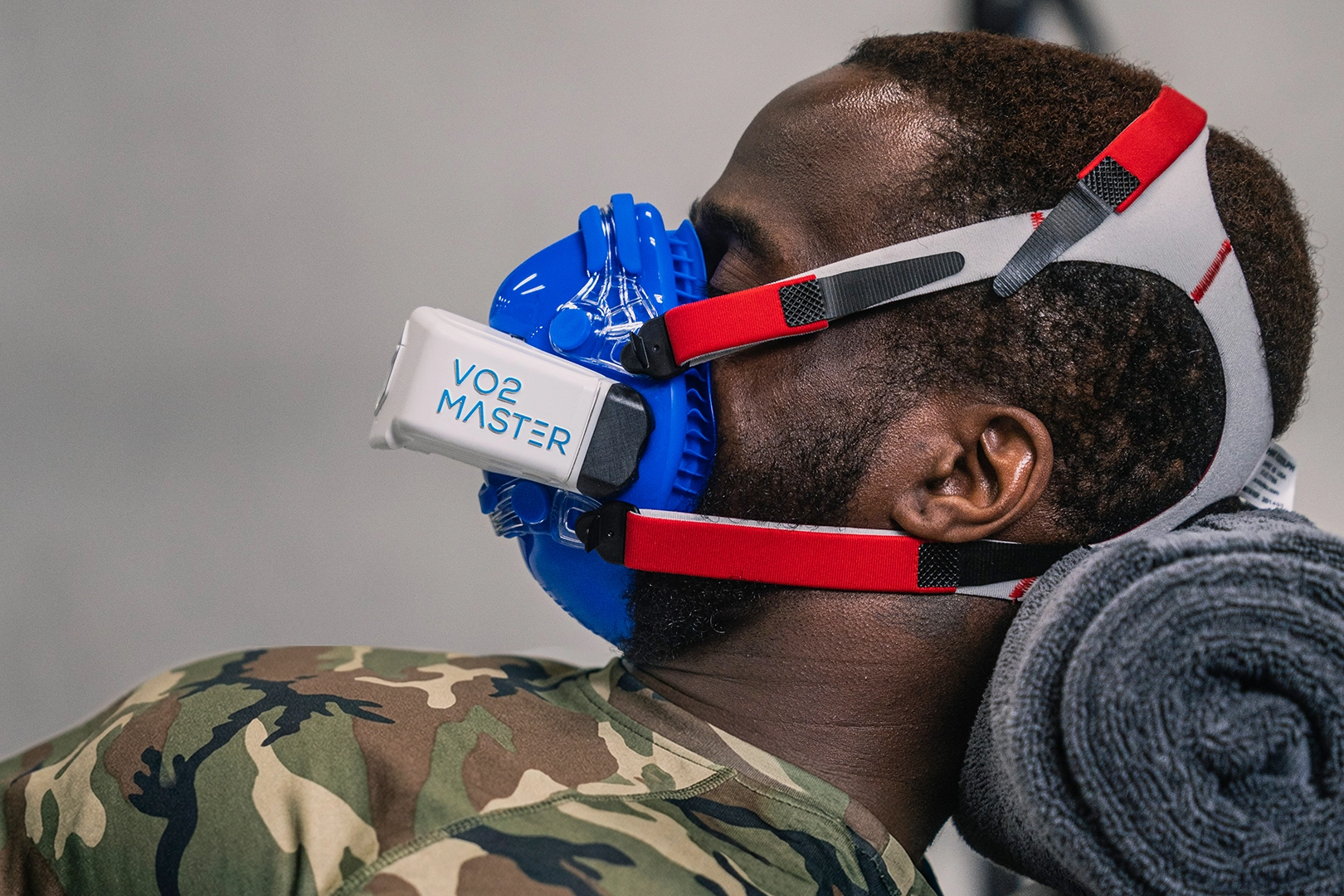 Exercise physiology subject undergoing resting metabolic rate testing with a portable metabolic testing device measuring oxygen consumption and energy expenditure.