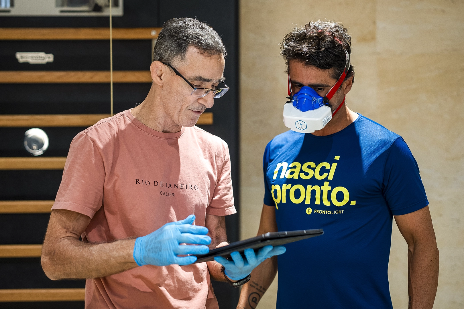 Fitness professional from Ecofiex reviewing metabolic testing results with a client wearing the VO2 Master analyzer.